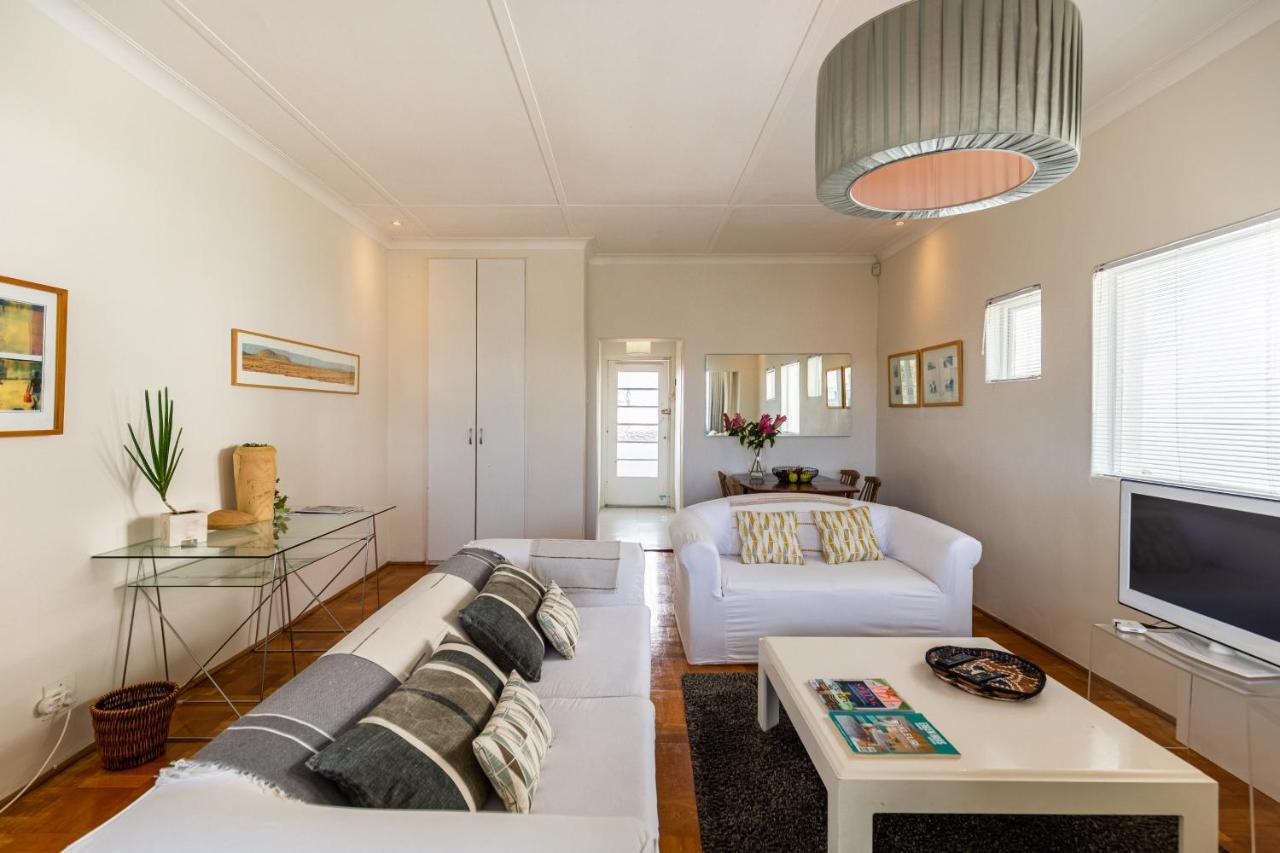 Portswood Mews - Chic White Studio Apartment Green Point Kapstaden Eksteriør billede