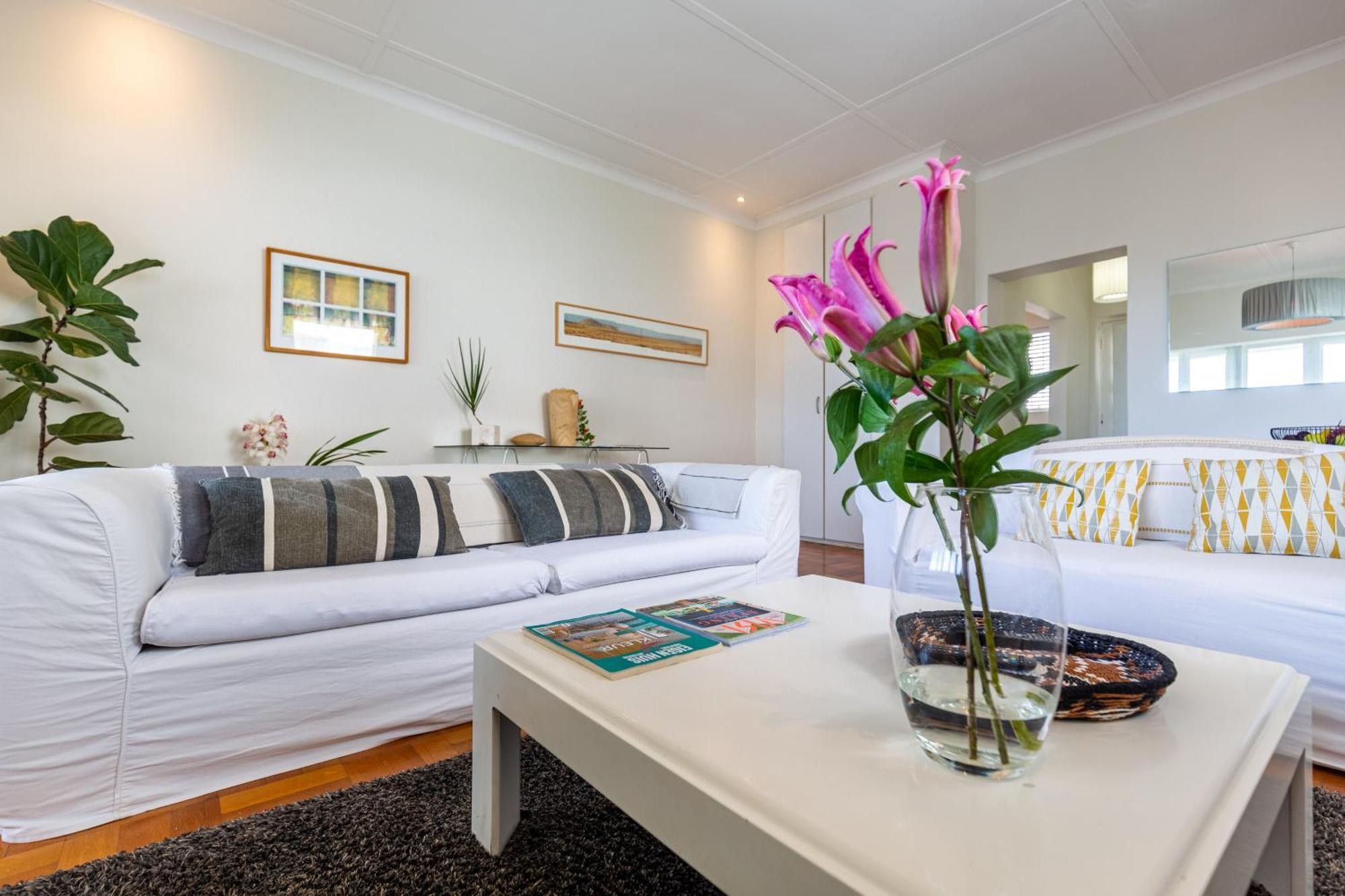 Portswood Mews - Chic White Studio Apartment Green Point Kapstaden Eksteriør billede